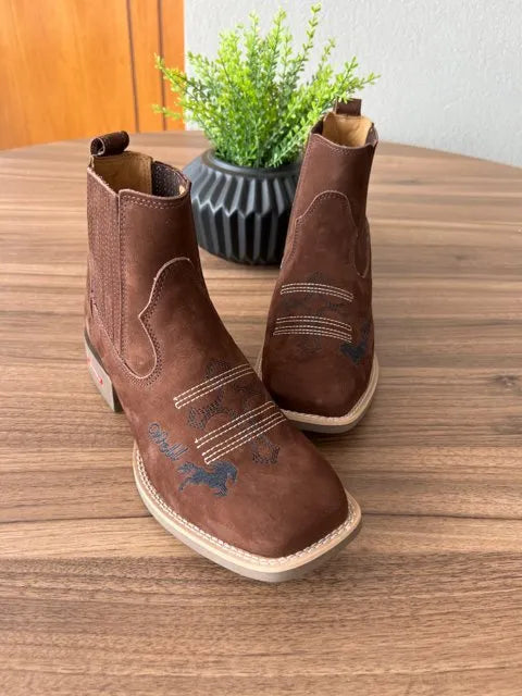 Botina César - Couro Nobuck Marrom/Bordado Cruz Preto