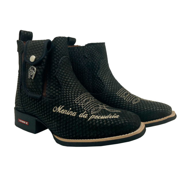 BotinaCanivete Tradicional\n                                    - Com Menina da Pecuária | Couro Nobuck Estilizado em Tilápia Preto | Bordado Bege