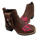 BotinaCanivete Pecuária\n                                    - Couro Crazy Horse Nescau | Bordado Rosa