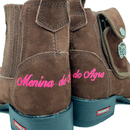 BotinaCanivete Tradicional\n                                    - Com Menina do Agro | Couro Nobuck Chocolate | Bordado Rosa