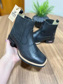 Botina Noah - Couro Látego Preto/ Bordado Florão Preto