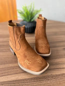 Botina Vitor - Couro Nobuck Castor/Bordado Florão Tradicional