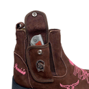 BotinaCanivete Tourinho\n                                    - Com Menina da Pecuária | Couro Nobuck Chocolate | Bordado Rosa Claro