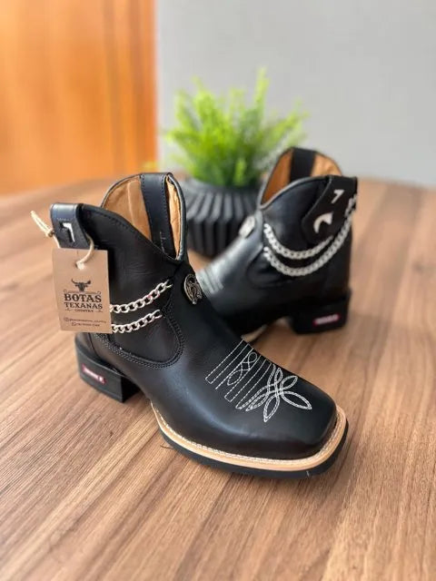 Botina Cano Médio Marcela - Couro Látego Preto/Com Correntes