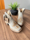 Botina Cano Médio Michele com Kit Canivete - Couro Off-White/ Bordado Cruz Marrom e Bege