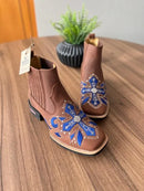 Botina Amora - Couro Horse Nescau/Bordado Cruz Azul com Metais