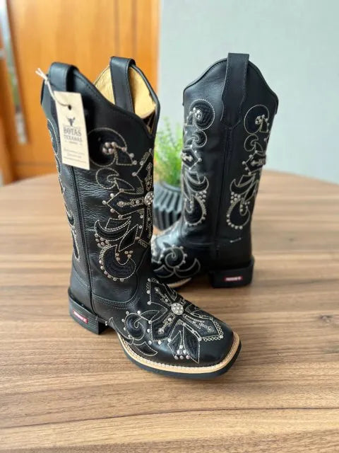 Texana Amora - Couro Látego Preto/Bordado Cruz Preto com Metais