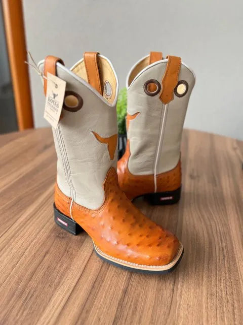 Texana Lucca - Couro Off-White e Avestruz/ Bordado Touro Caramelo