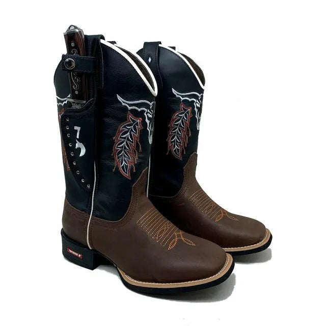 BotaFaca Cara de Touro\n                                    - Couro Cano Látego Preto | Couro Gáspea Látego Marrom | Touro Branco