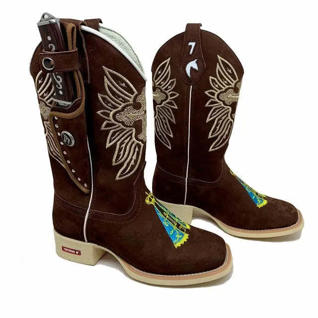 BotaFaca Cristã\n                                    - Couro Nobuck Chocolate | Bordados Cruz Bege e Nossa Senhora Tradicional