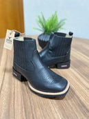 Botina Noah - Couro Látego Preto/ Bordado Florão Preto