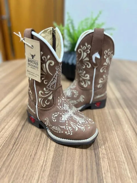 Texana Maria Infantil - Couro Off-Horse Nescau/Bordado Cruz e Padroeira Marrom Ramos Bege