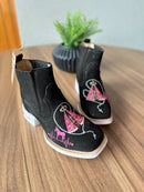 Botina Conceição - Couro Nobuck Preto/ Bordado Padroeira Rosa