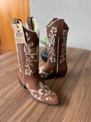 Texana Lis Bico Fino - Couro Horse Nescau/Bordados Lis Mesclado
