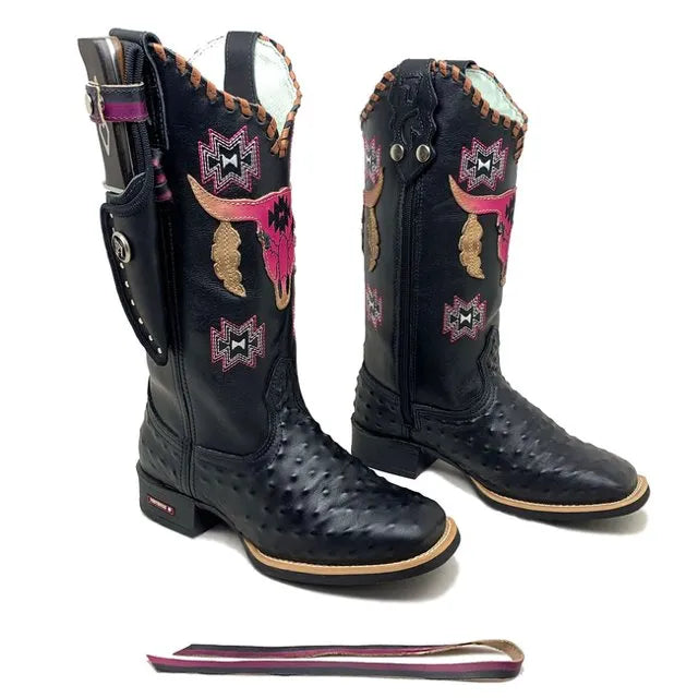BotaFaca Touro Brinco\n                                    - Couro Látego Preto | Gáspea Estilizado em Avestruz | Detalhes Rosa
