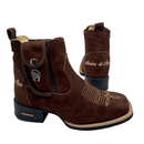 BotinaCanivete Tradicional\n                                    - Com Menina do Agro | Couro Nobuck Chocolate | Bordado Bege