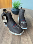 Botina Henrique com Kit Canivete - Couro Nobuck Tilápia Marrom/ Bordado Florão Americano