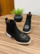 Botina Luan - Couro Nobuck Tilápia Preto/ Bordado Florão Branco