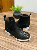 Botina Luan - Couro Nobuck Tilápia Preto/ Bordado Florão Branco