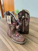 Texana Clarice Infantil - Couro Horse Nescau/Bordado Cruz Rosa e Bege