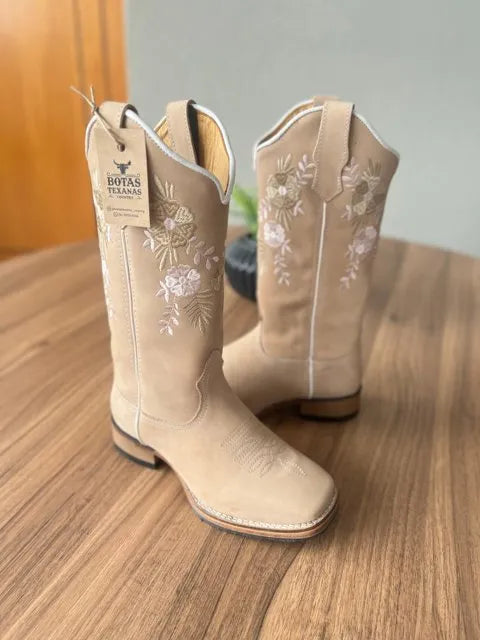 Texana Cecília - Couro Nobuck Areia/Bordado Flores Rosa e Branco (Solado Madeira)
