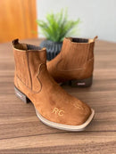 Botina Vitor - Couro Nobuck Castor/Bordado Florão Tradicional