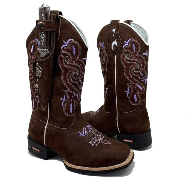 BotaFaca Heloísa \n                                    - Couro Nobuck Chocolate | Bordado Roxo e Branco