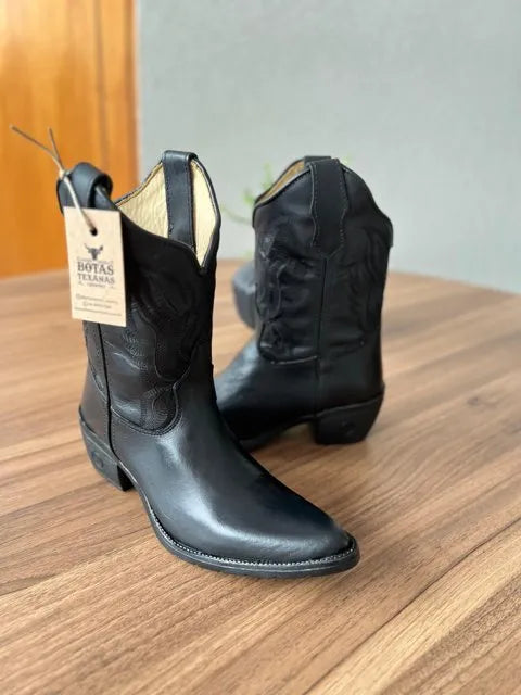 Texana Jhenifer Bico Fino (Capota) - Couro Látego Preto/Bordados Ramos Preto