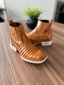 Botina Júnior - Couro Pinhão Queimado/ Bordado Tatu