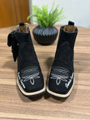 Botina Carlos com Kit Canivete - Couro Nobuck Preto/ Bordado Florão