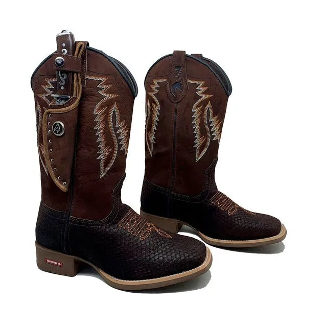 BotaFaca Raiz\n                                    - Couro Nobuck Chocolate | Gáspea Estilizado em Tilápia Marrom | Bordado Ferrugem