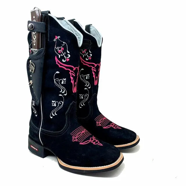 BotaFaca Cara de Touro 2.0\n                                    - Couro Nobuck Preto | Bordados Rosa e Branco