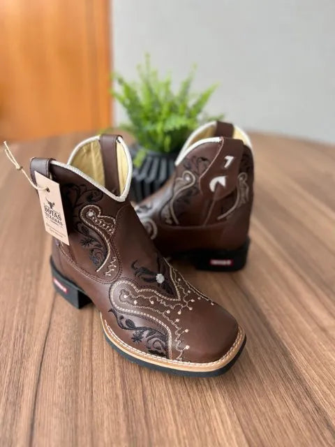 Botina Cano Médio Alice - Couro Látego Marrom/Bordado Tribal Preto