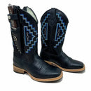 BotaFaca Agroboy\n                                    - Couro Cano Látego Estilizado em Tilápia Preta | Gáspea Látego Estilizado em Jacaré Preto | Bordado Azul e Branco | Sola de Madeira