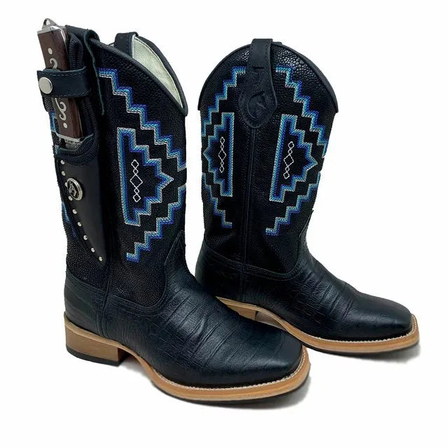 BotaFaca Agroboy\n                                    - Couro Cano Látego Estilizado em Tilápia Preta | Gáspea Látego Estilizado em Jacaré Preto | Bordado Azul e Branco | Sola de Madeira