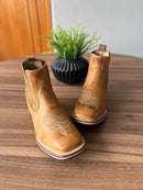 Botina Rodrigo - Couro Fóssil Havana/ Bordado Florão Bege (Solado Madeira)