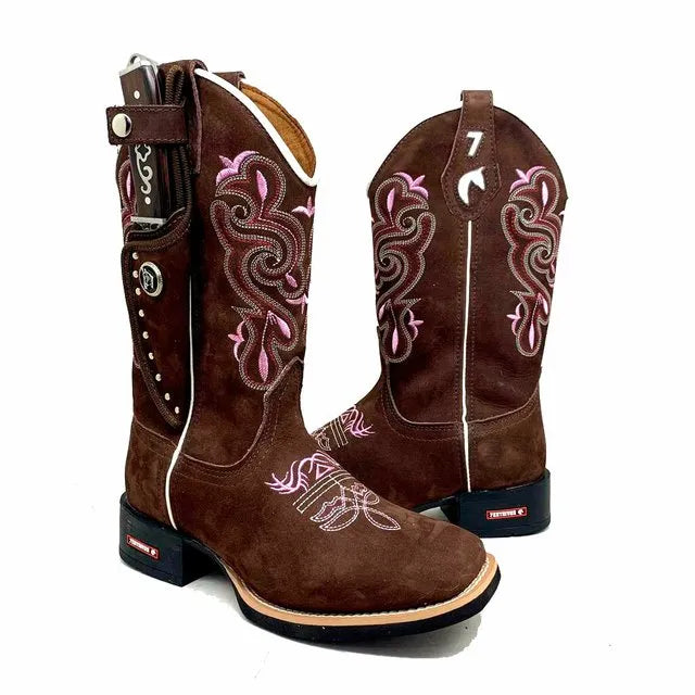 BotaFaca Heloísa \n                                    - Couro Nobuck Chocolate | Bordado Rosa Claro
