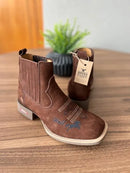 Botina César - Couro Nobuck Marrom/Bordado Cruz Preto