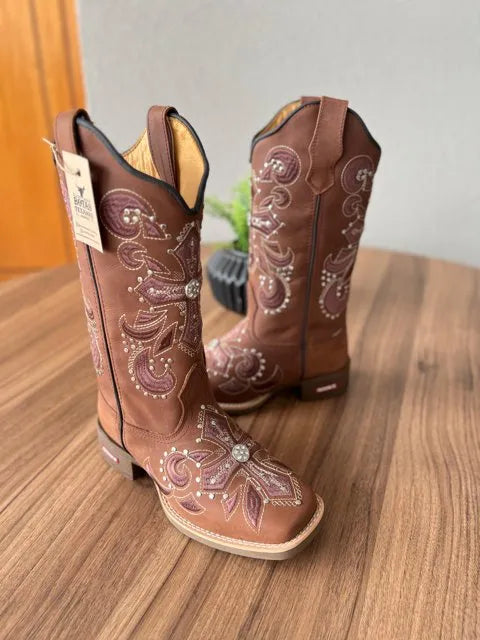 Texana Amora - Couro Horse Nescau/ Bordado Cruz Marrom com Metais