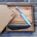 Kit Presente Tradição Bianco – Faca artesanal P/Churrasco + Tabua churrasco + Caixa P/Presente + Case em Couro