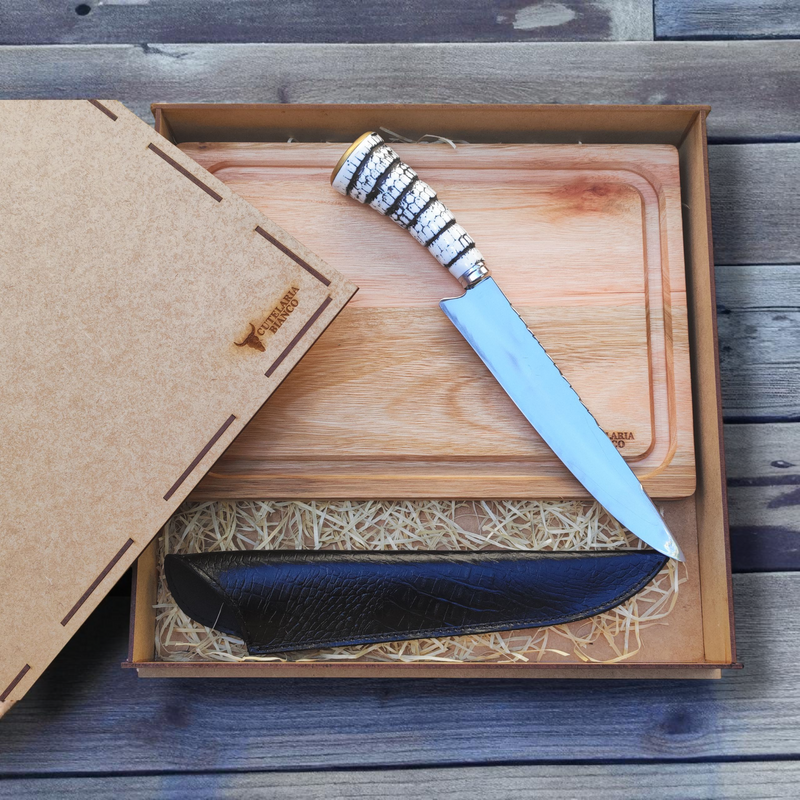 Kit Presente Tradição Bianco – Faca artesanal P/Churrasco + Tabua churrasco + Caixa P/Presente + Case em Couro