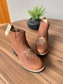 Botina Marcos - Couro Horse Nescau/ Bordado Cavalo Bege (Bico Redondo)