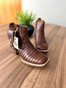 Botina Vinicius com Kit Canivete - Couro Látego Marrom/Bordado Tatu