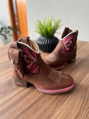 Botina Cano Médio Isadora com Kit Canivete - Couro Horse Nescau/ Ramos Rosa