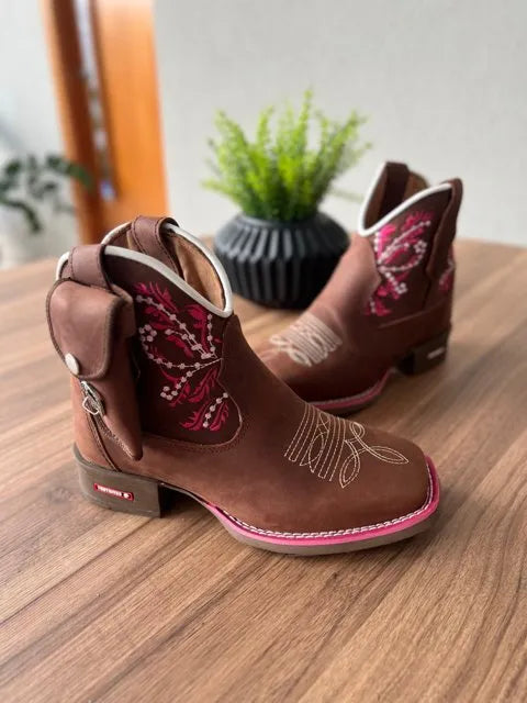 Botina Cano Médio Isadora com Kit Canivete - Couro Horse Nescau/ Ramos Rosa