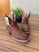 Botina Cano Médio Isadora - Couro Horse Nescau/Bordado Ramos Rosa