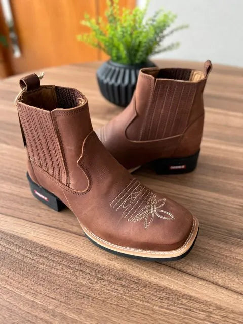 Botina Vitor - Couro Horse Nescau/ Bordado Florão Bege