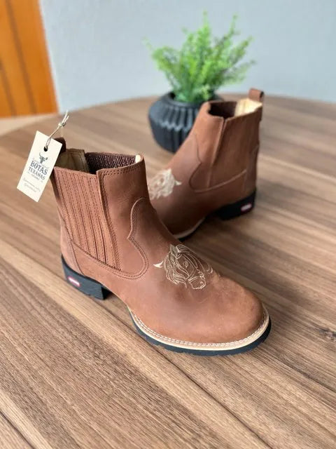 Botina Marcos - Couro Horse Nescau/ Bordado Cavalo Bege (Bico Redondo)