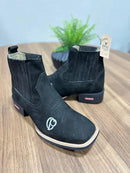 Botina Cássio - Couro Nobuck Preto/ Bordado Símbolo Time