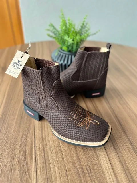 Botina Andre - Couro Tilápia Marrom/ Bordado Florão Laranja